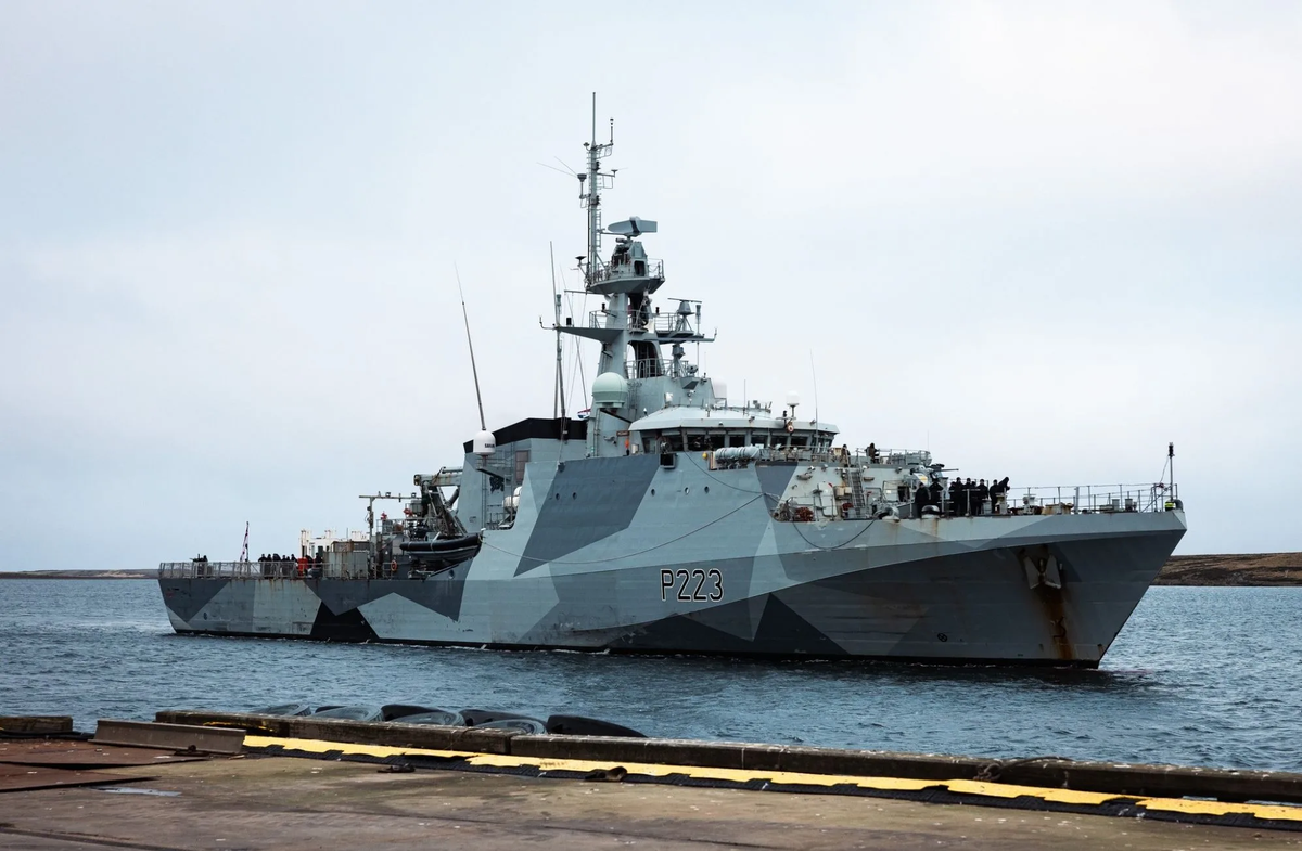 Британский патрульный корабль HMS Medway у причала
